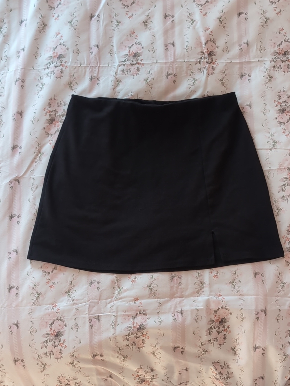 American Eagle Black Women's Mini Skirt - Classic Simple Style